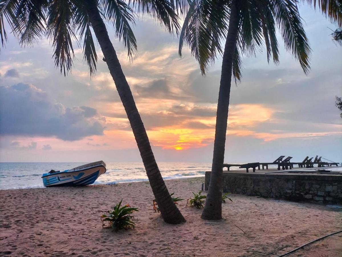 Hotel Coral Bay Trincomalee Exterior photo