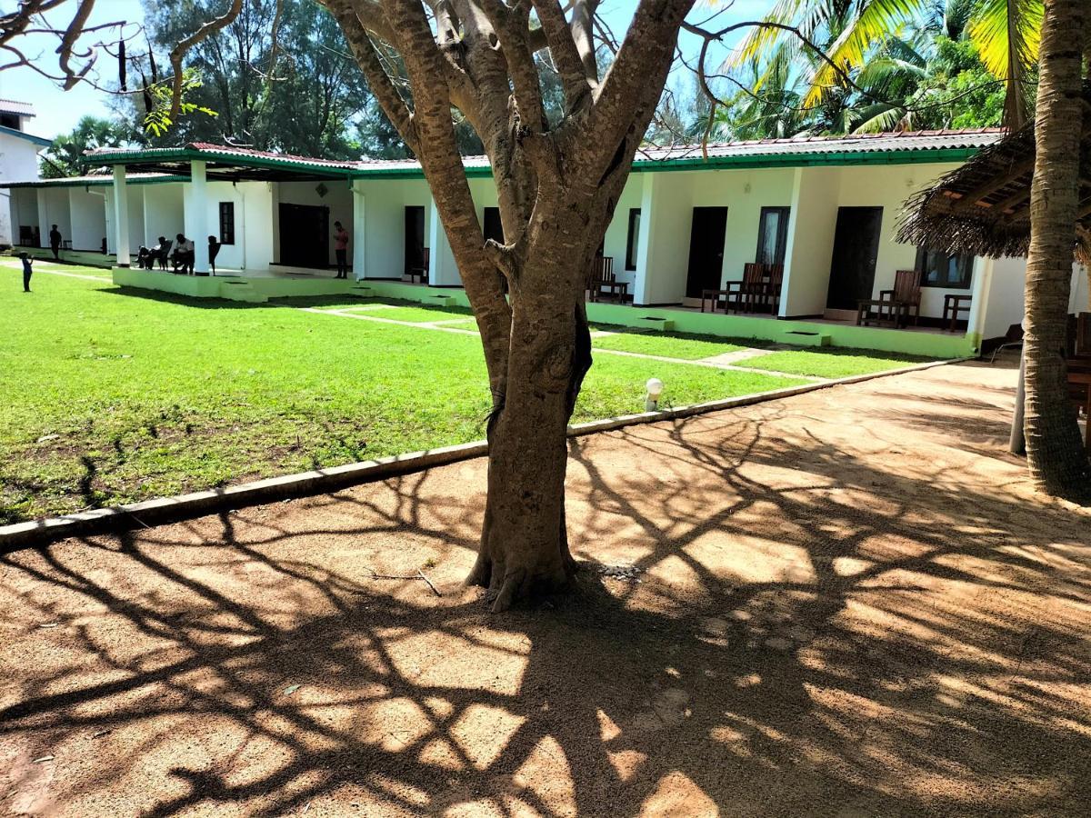 Hotel Coral Bay Trincomalee Exterior photo