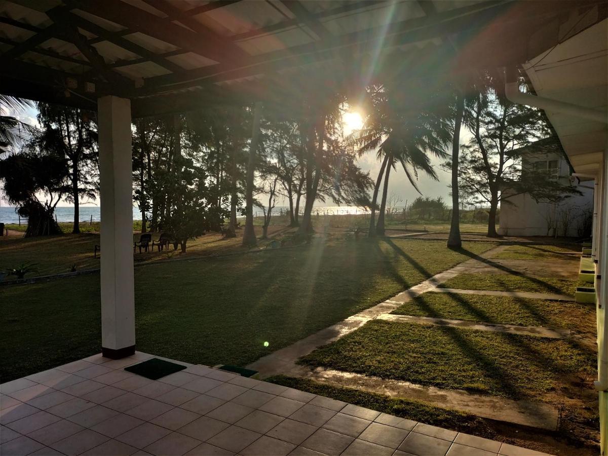 Hotel Coral Bay Trincomalee Exterior photo